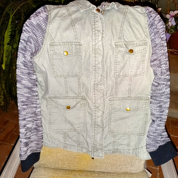 Cute hooded Jacket with multiple pockets - Picture 1 of 8